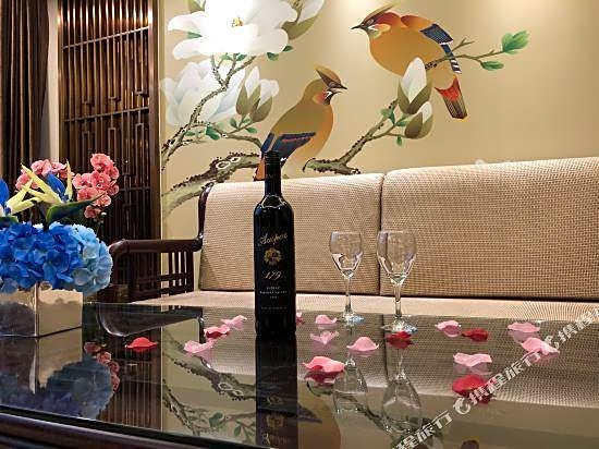 Zhongbo Art Hotel (Hualin Temple Subway Station Store, Shangxiajiu Commercial Pedestrian Street)
