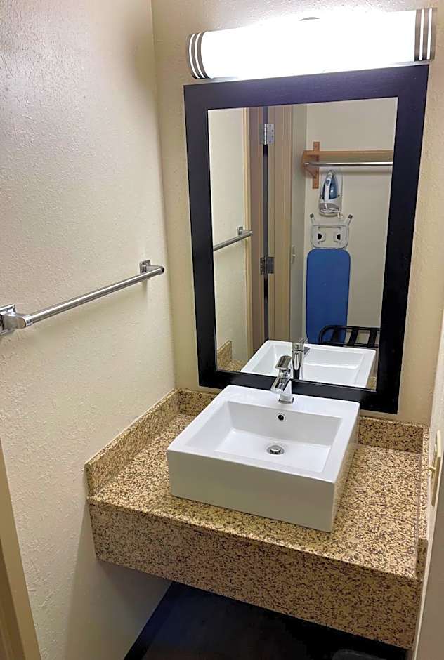 Red Roof Inn Sandusky - Milan