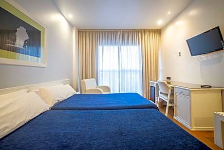 twin Room with children cot