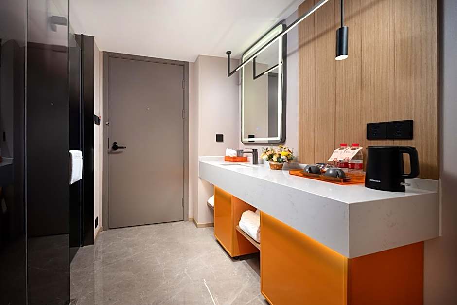 From K Huan Kai Hotel Tiyuxi Metro Station