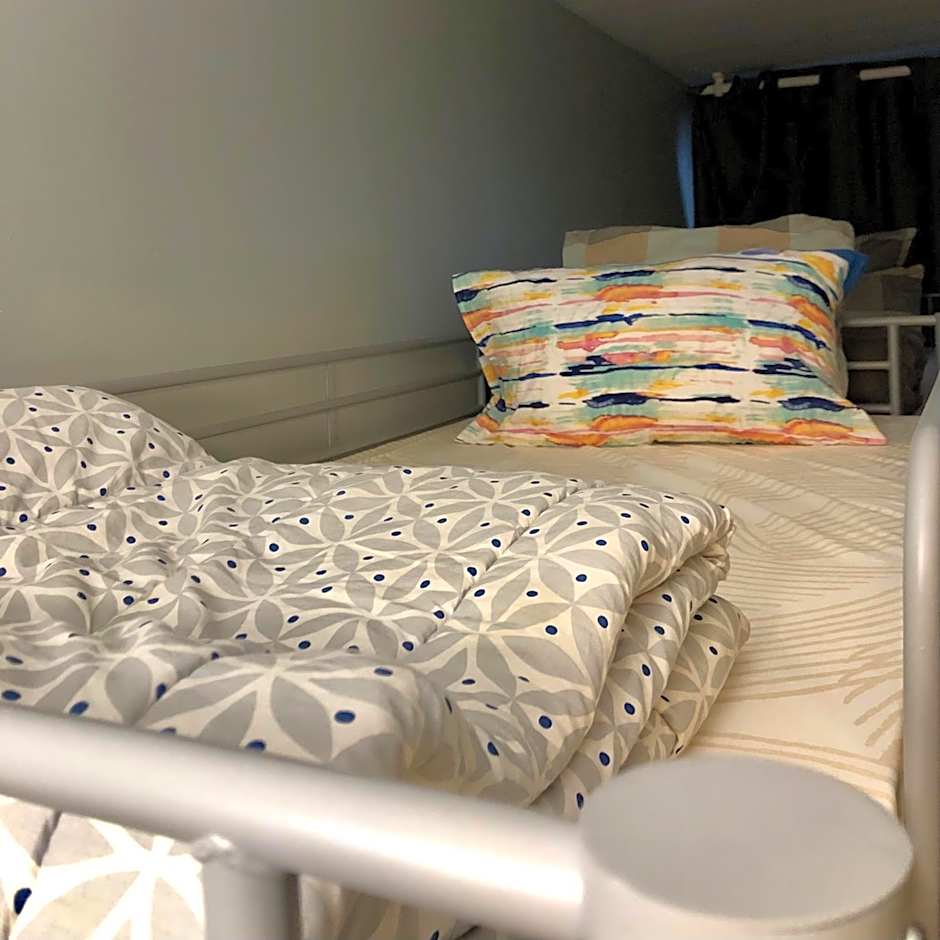 Female dorm- Femme dortoir Paris 8pm-10am