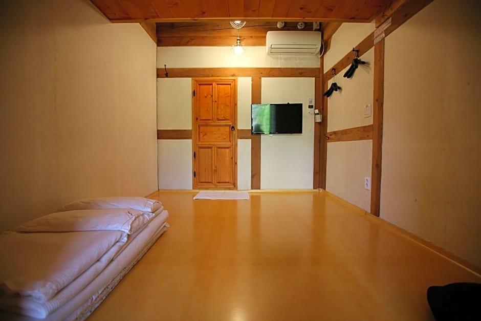 Gaeunchae Hanok Guesthouse Jeonju 2 (Korea Quality)