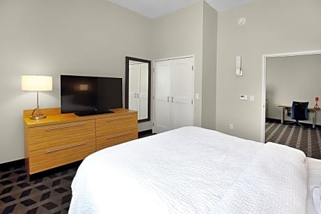 One-Bedroom Queen Suite