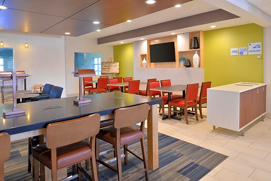 Holiday Inn Express Hotel and Suites Stevens Point, an IHG Hotel