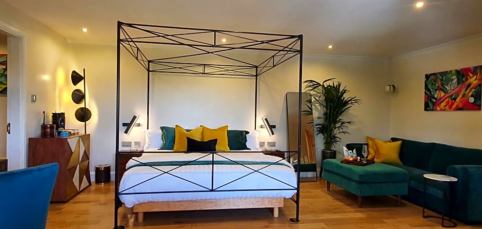 The Green Monkey Lux Suite at The Grumpy Schnauzer B&B Private Hot Tub, Gym, Breakfast, Stunning!