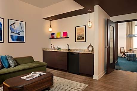 1 Bedroom 2 room Suite, 1 King