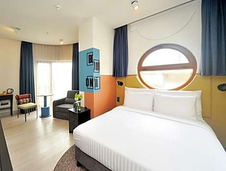 Corner King Room (nonsmoking)