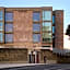 Garde and Warders Hotel