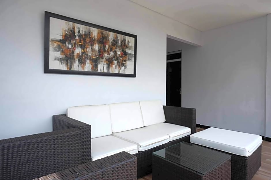 RedDoorz Plus near Patung Kuda Undip