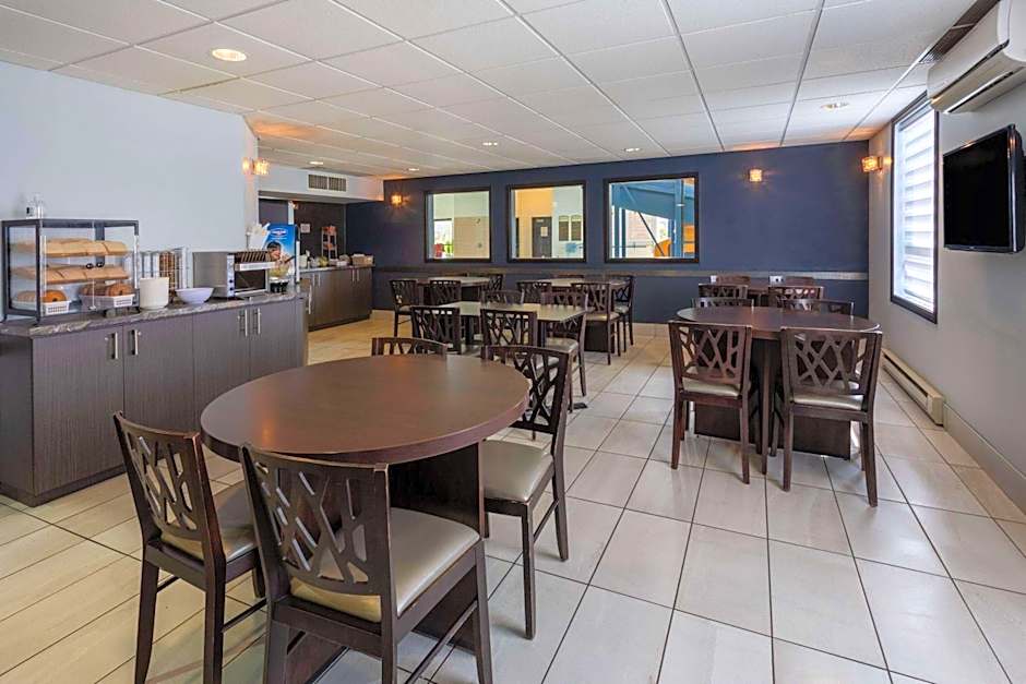 Super 8 by Wyndham Lachenaie/Terrebonne