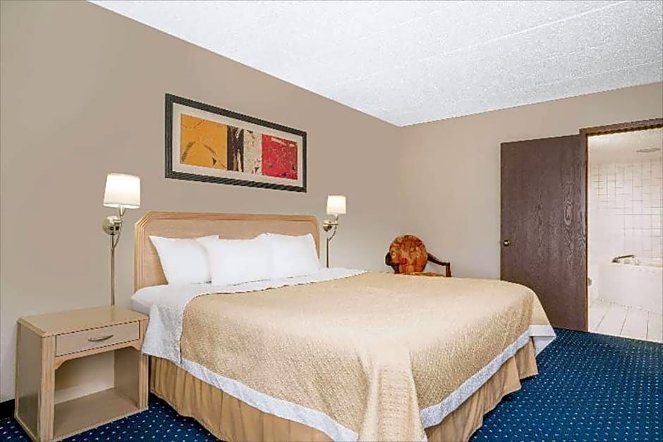 Norwood Inn & Suites LaCrosse