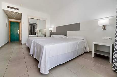 Family Room (2 Adults + 2 Children)