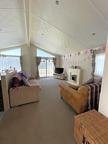 Lodge-Luxury-Ensuite with Shower-Balcony