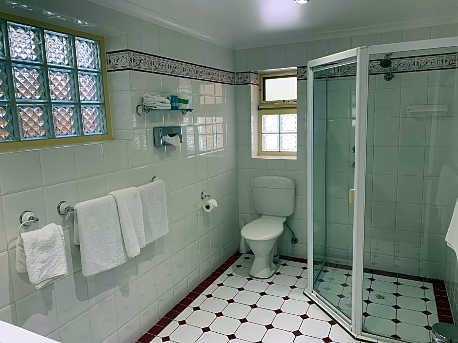 Ensenada Motor Inn and Suites