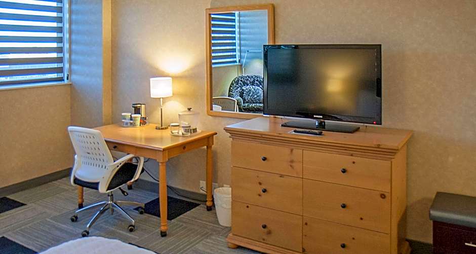 Photo 1 of 4 of 1 King Bed, Mobility Accessible, Roll in Shower