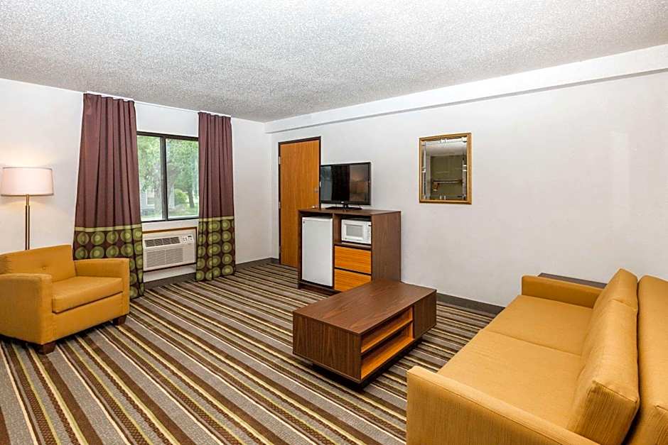 Super 8 by Wyndham Storm Lake