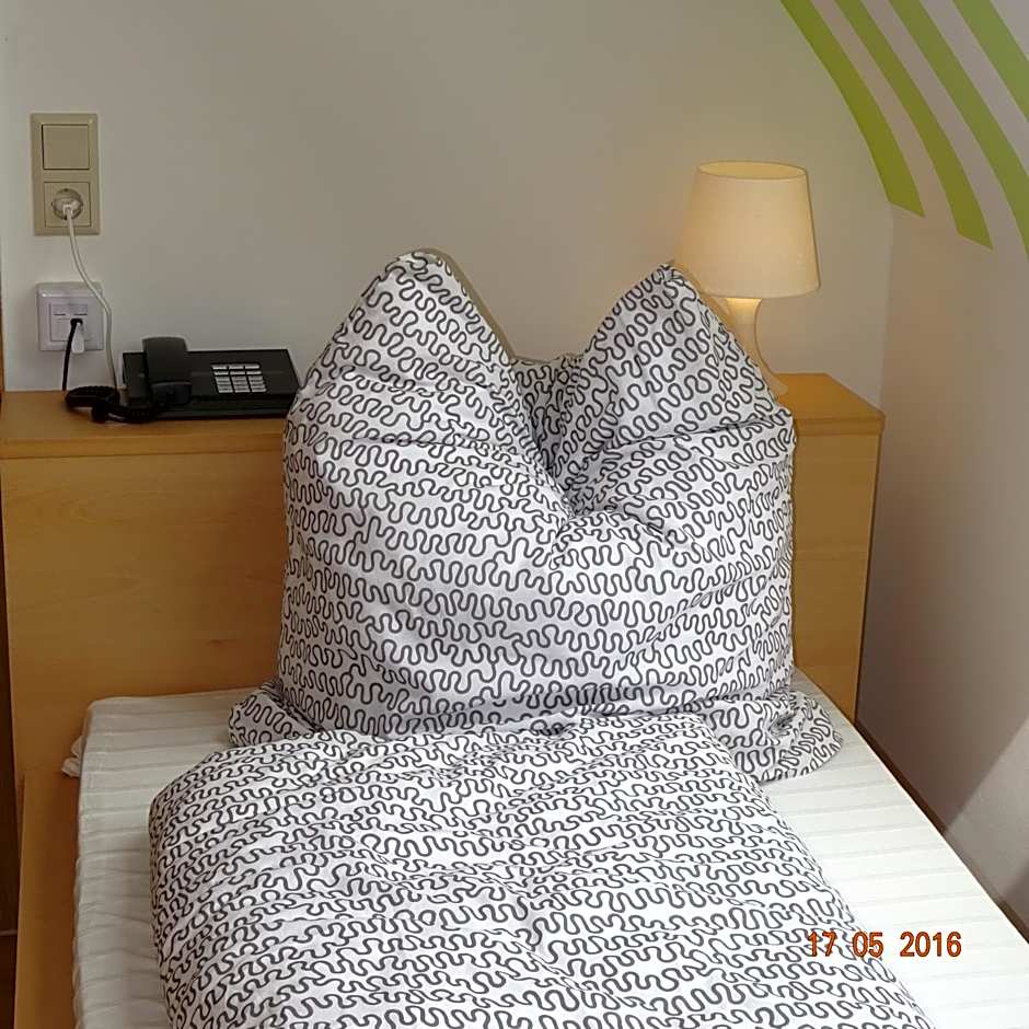 Foto 1 di 4 di Triple Room with Private Bathroom