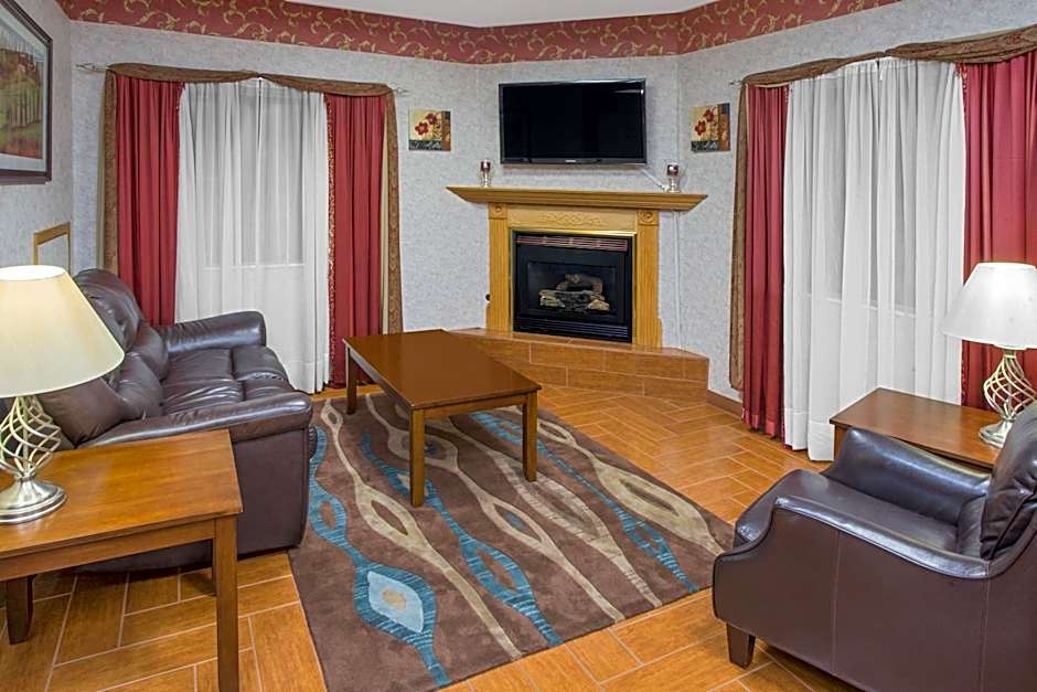 Super 8 by Wyndham Three Rivers