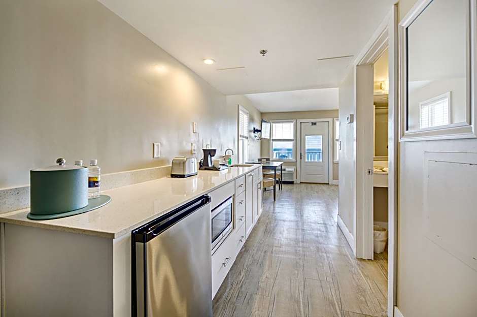 Commander Hotel & Suites