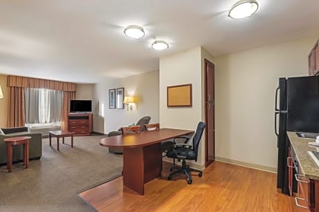Efficiency King Suite with Sofa bed - Non Smoking/Interior Hall