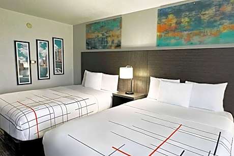 Queen Suite with Tub and Grab Bars - Mobility/Hearing Accessible - Non-Smoking