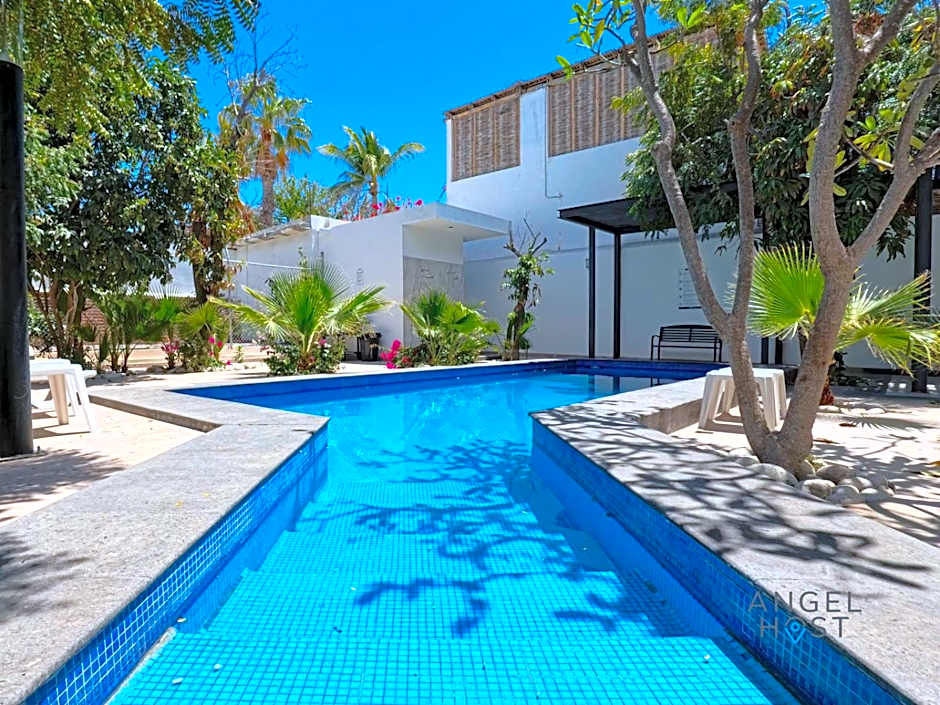 Commercial Zone Studios, Pool, BBQ and Beach 7 Blocks