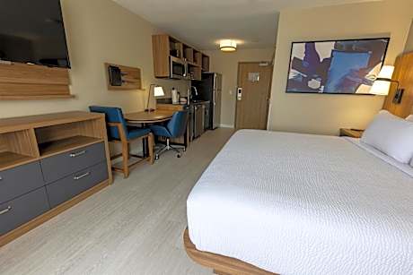 Studio with 1 King Bed Kitchenette - Non-Smoking