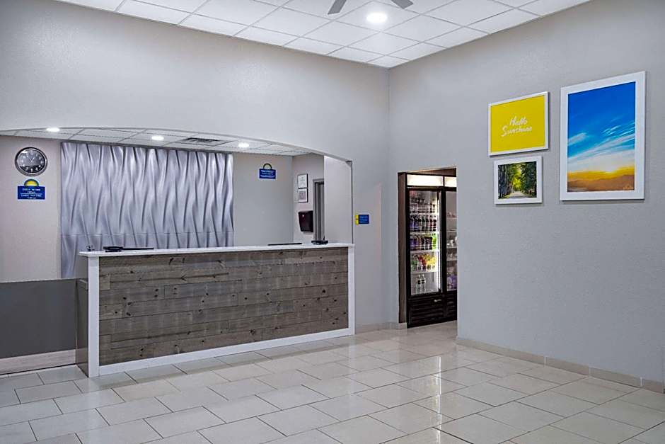 Days Inn & Suites by Wyndham Niagara Falls/Buffalo