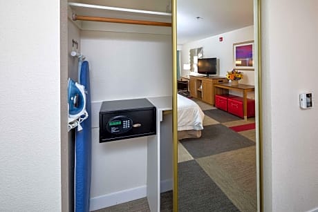 1 King Mobility Access With Tub Nonsmoking