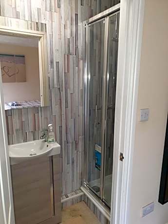 Twin Room with Ensuite Bathroom