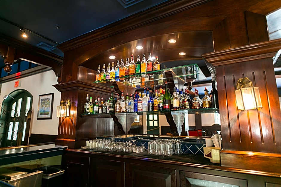 Courtleigh Hotel & Suites