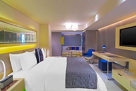 Cool Corner, 1 Bedroom Suite, 1 King, City view, Corner room