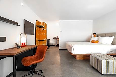 Pathfinder King/Sofa Room