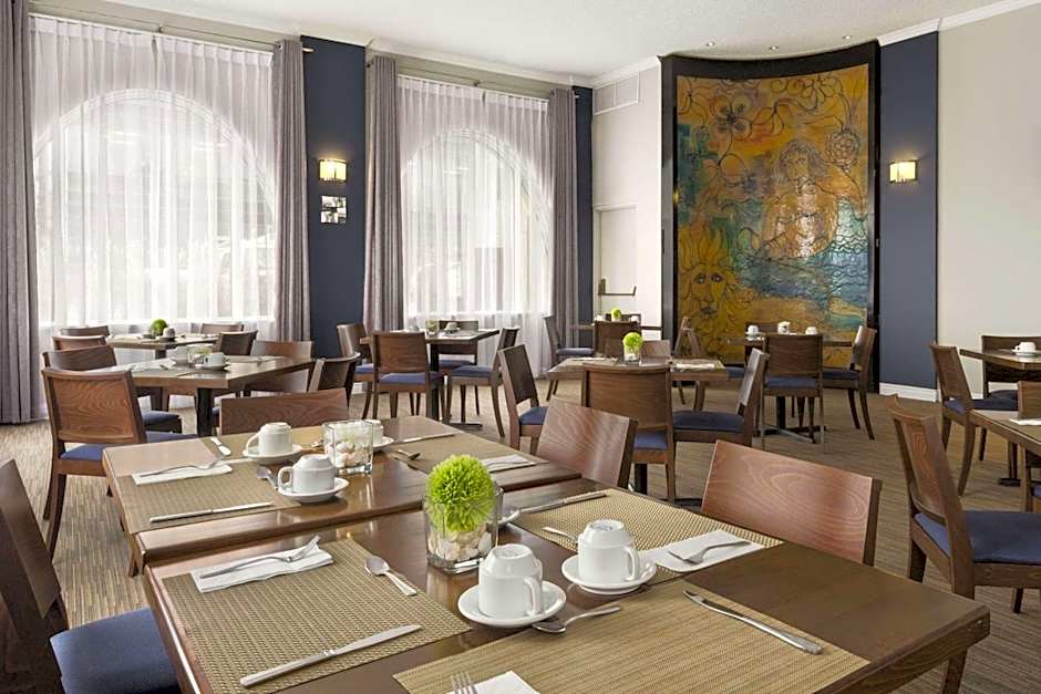 Days Inn & Conference Centre by Wyndham Montreal Airport