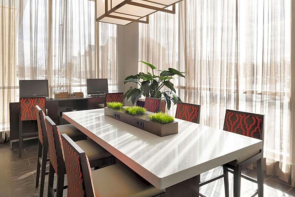 Embassy Suites By Hilton Chicago-Naperville