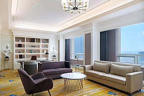 Club lounge access, Larger Suite, 1 King, City View