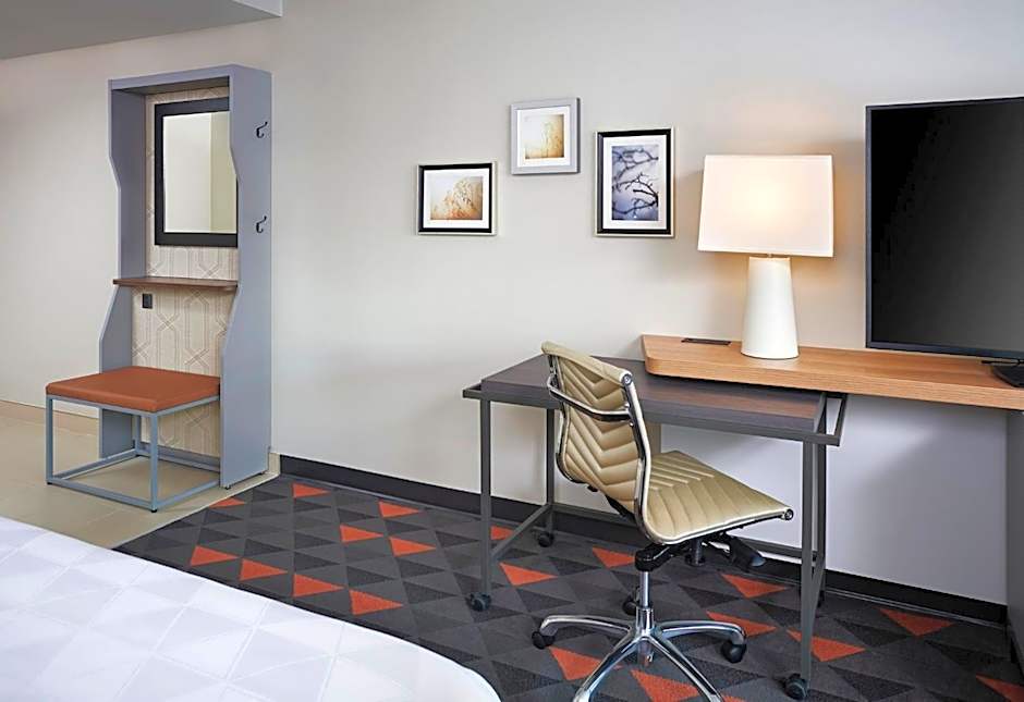 Holiday Inn & Suites Oakville at Bronte By IHG