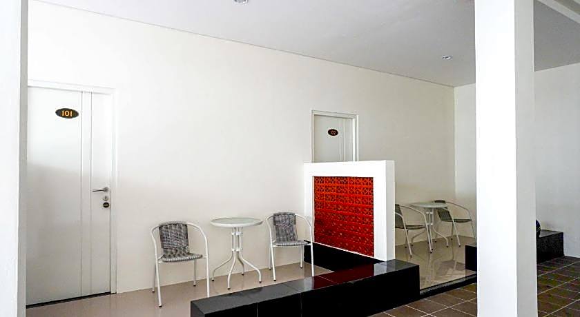 RedDoorz Plus near Pasar Gede Solo