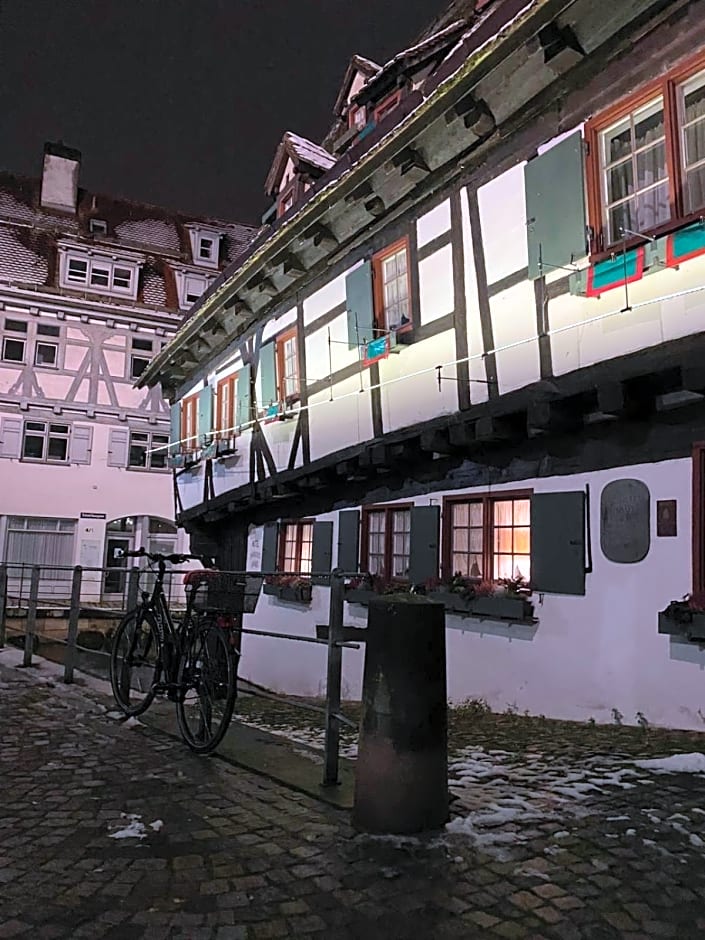 Schiefes Haus