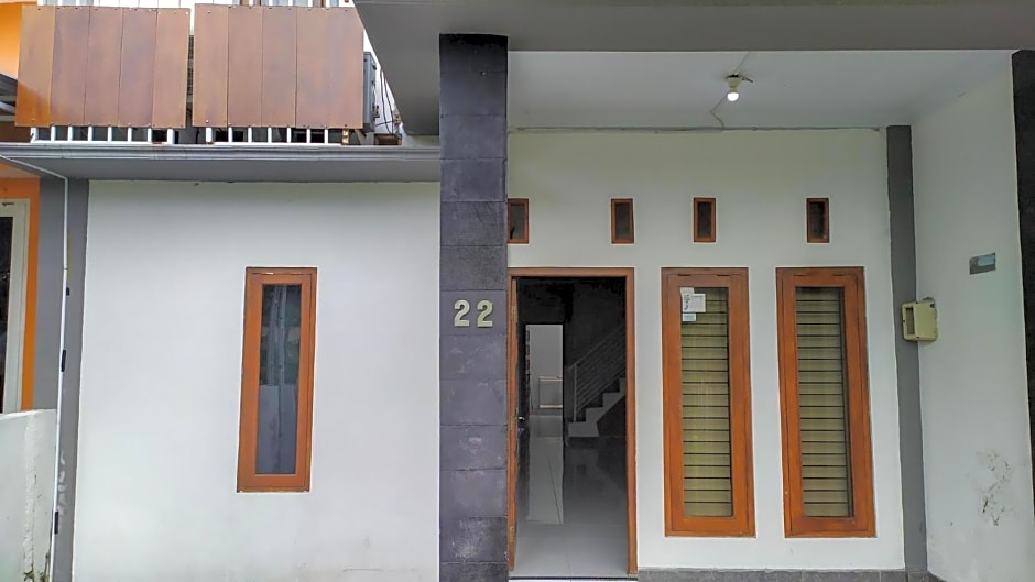 Omah Leren Mitra RedDoorz near Gembiraloka Zoo Yogyakarta