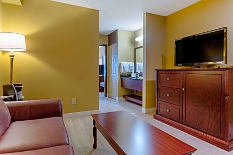 Suite1 Queen Bed No Smok Separate Bedroom Sofabed Living Room French Doors Microwave & Refrigerator