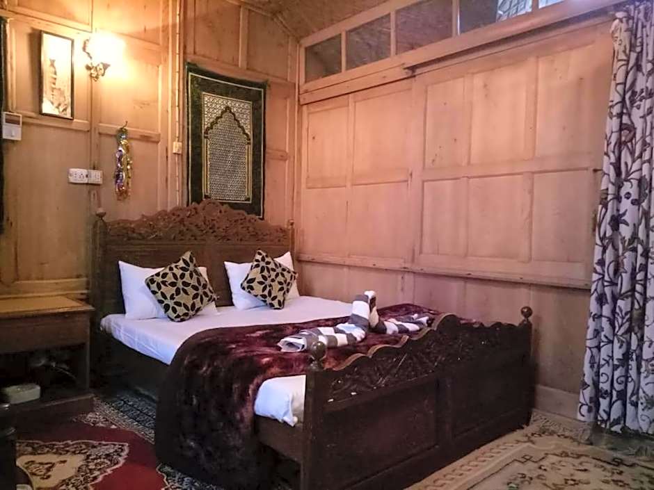 Young Shahzada Group of Houseboats