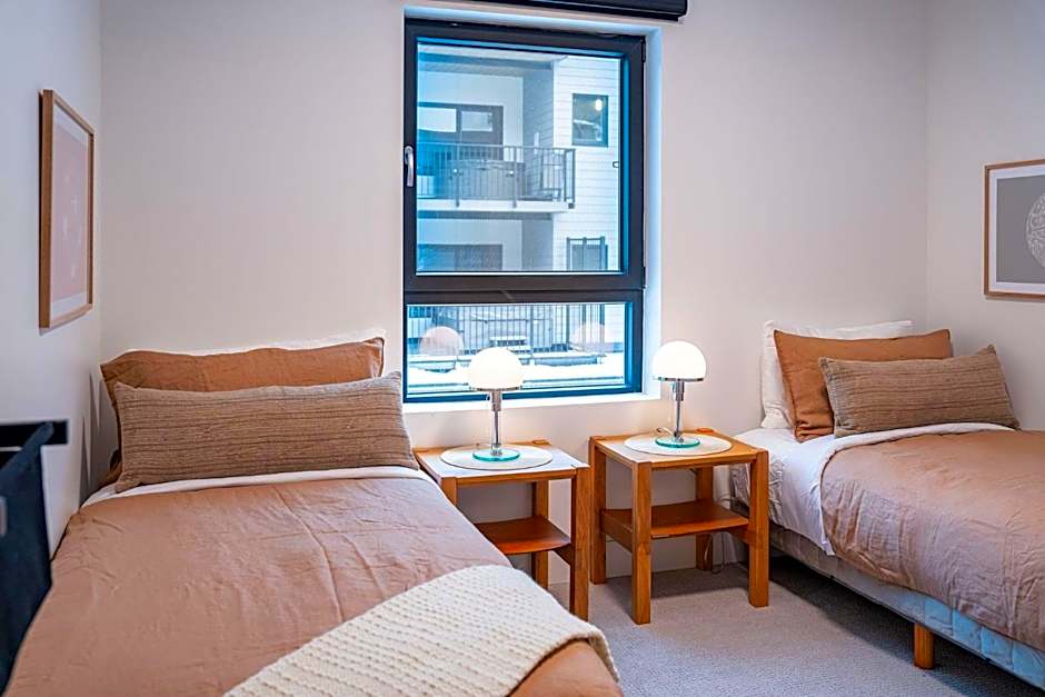 Snow & Swing Getaway - Three Bedrooms with Hot Tub (Stay Revy)