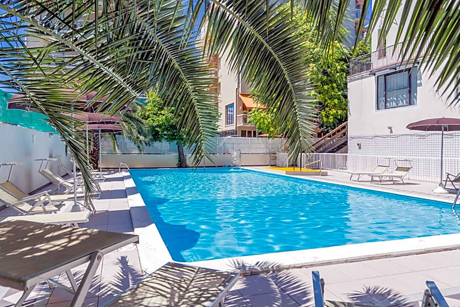 Hotel Plaza con piscina