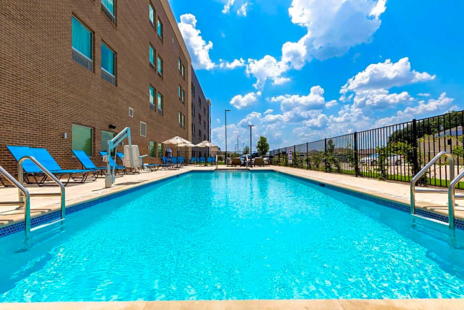 La Quinta Inn & Suites by Wyndham Round Rock near Kalahari