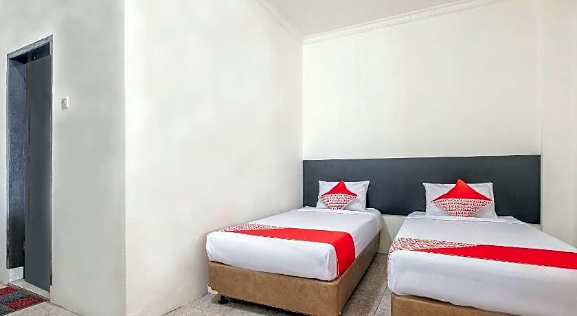 Super OYO 2704 Hotel Transit 2