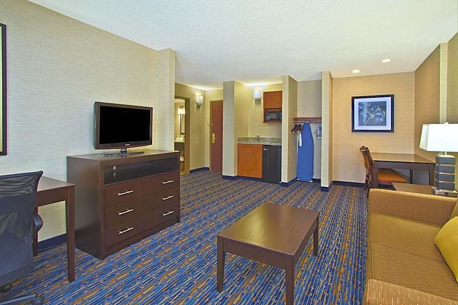 Holiday Inn Express and Suites Pittsburgh West Mifflin By IHG