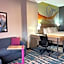 La Quinta Inn & Suites by Wyndham San Antonio Seaworld LAFB