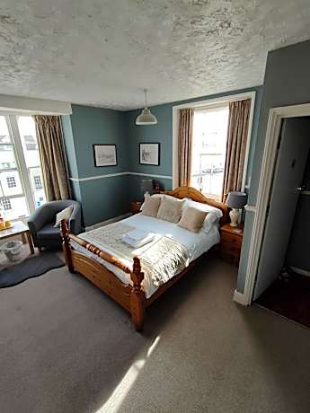 Spacious Four Poster Double Room