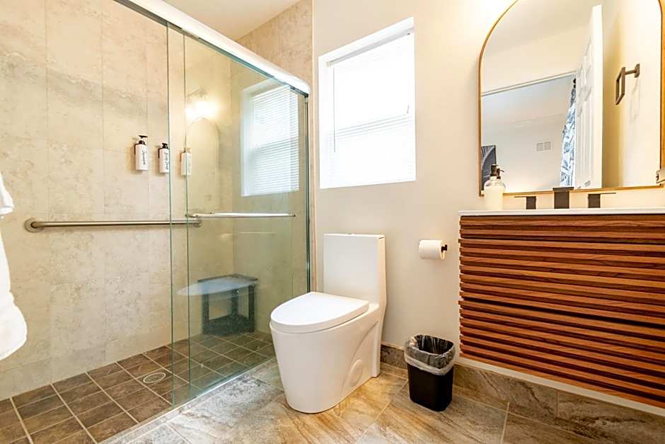 SōLE Suite #1-2 min to BEACH-Patio & Courtyard
